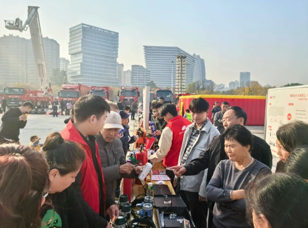 筑牢防火屏障 | 2025年全国消防宣传月，亿万先生MR宣传消防车点亮全民消防意识