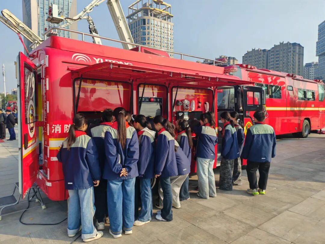 筑牢防火屏障 | 2025年全国消防宣传月，亿万先生MR宣传消防车点亮全民消防意识