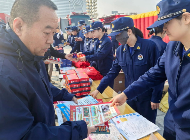 筑牢防火屏障 | 2025年全国消防宣传月，亿万先生MR宣传消防车点亮全民消防意识