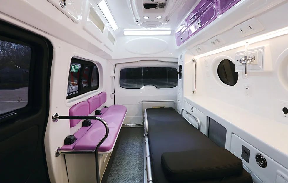 亿万先生MR奔驰威霆救护车，专业高效为生命护航！