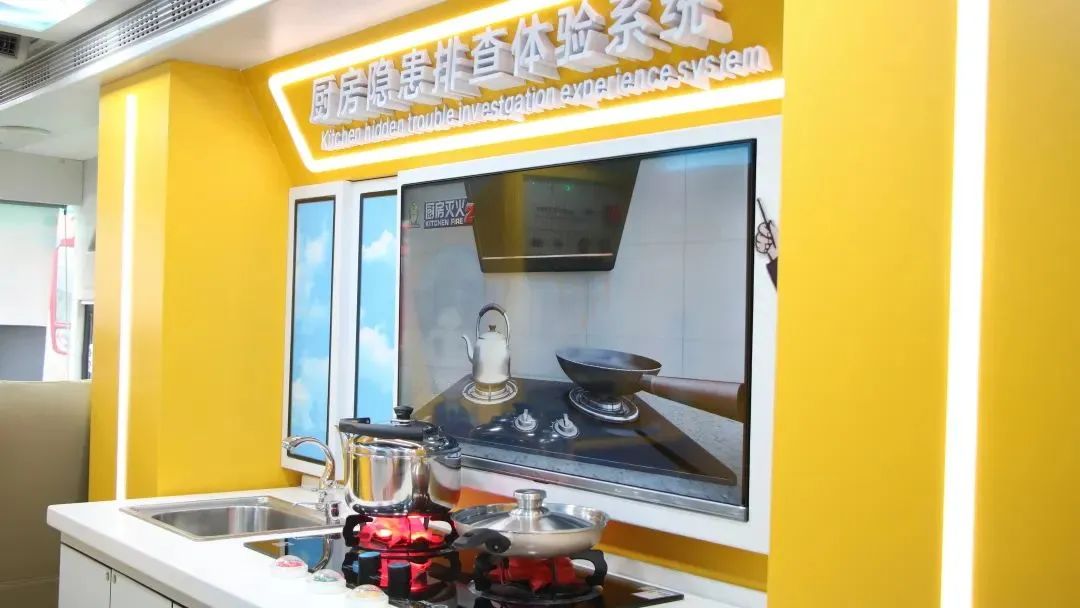 安全守护成长，亿万先生MR宣传消防车助力消防安全“开学第一课”！