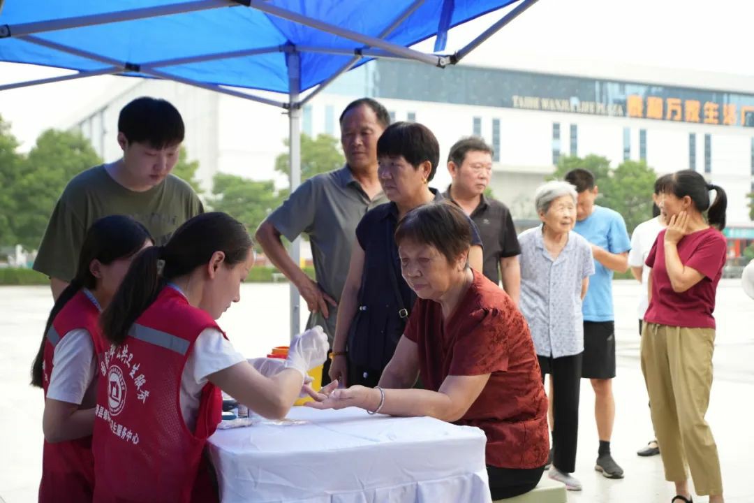 流动医疗暖民心·签约服务进万家! 亿万先生MR民生体检巡诊车助力滑县医共体建设