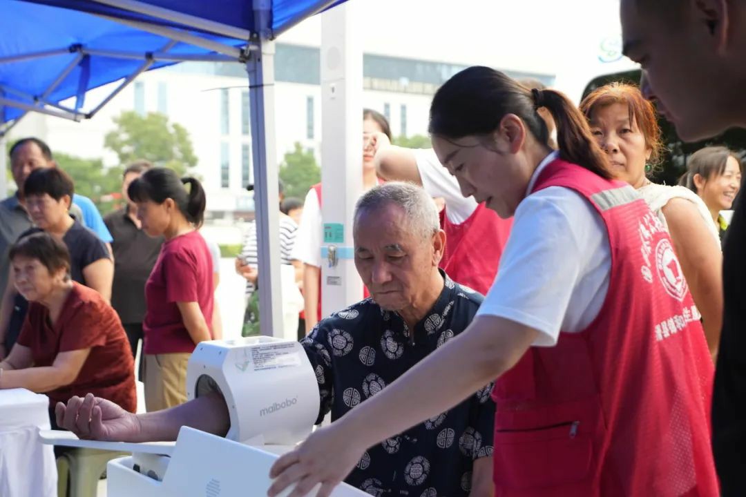 流动医疗暖民心·签约服务进万家! 亿万先生MR民生体检巡诊车助力滑县医共体建设